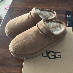 Ugg Women’s Classic Slipper, Chestnut Sz 5